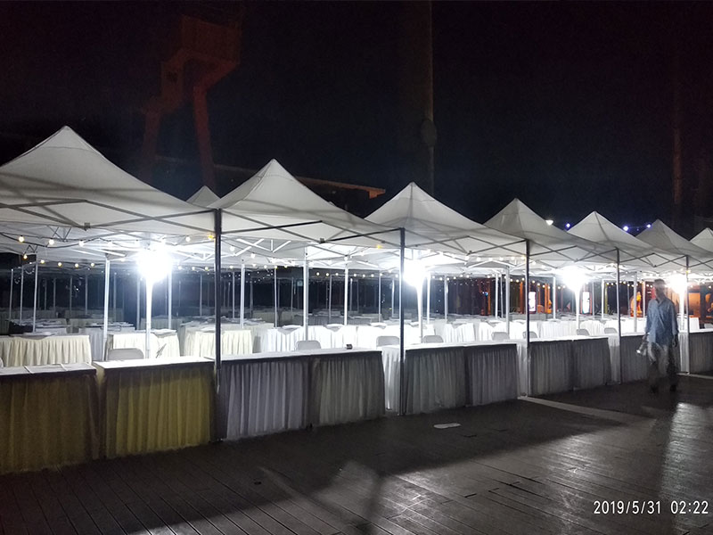 收米篮球观看直播广场上帐篷搭建效果（夜景）带灯安装